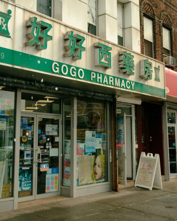 Foto de Farmacia GoGo en Elmhurst, Queens, Nueva York - Imagen libre de derechos
