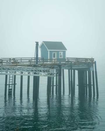 Ein Pier im Nebel auf Beals Island, Maine
