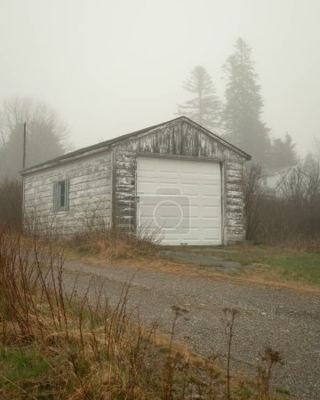 Eine Garage im Nebel auf Beals Island, Maine