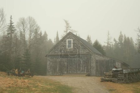 Eine Scheune im Nebel in Beals Island, Maine