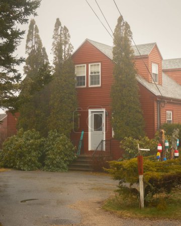 Ein rotes Haus im Nebel auf Beals Island, Maine