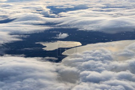Foto de Una vista aérea de la costa de Marlborough. Visible a través de las nubes es el lago Grassmere, el lago se utiliza para la producción de sal. - Imagen libre de derechos