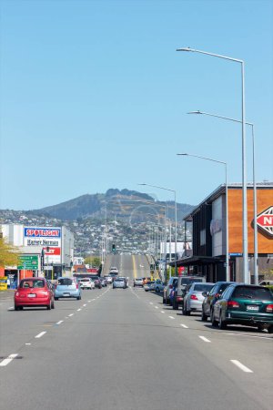 Foto de Christchurch, Nueva Zelanda - 22 de octubre de 2022: Vista de la ciudad del tráfico y los edificios en el Distrito Central de Negocios de Christchurch que viaja a lo largo de Durham Street hacia Moorhouse Avenue sobre el puente. - Imagen libre de derechos