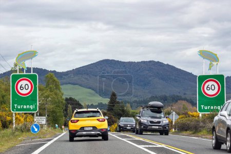 Foto de 25 de octubre de 2022: Autos que viajan por la carretera estatal 1 a través de Turangi, Nueva Zelanda en primavera. - Imagen libre de derechos