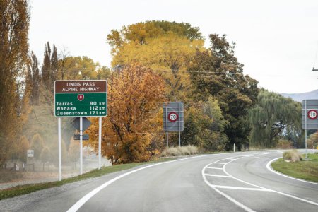 Foto de Lindis Pass Alpine Highway Road señal viajando State Highway 8, Nueva Zelanda. - Imagen libre de derechos