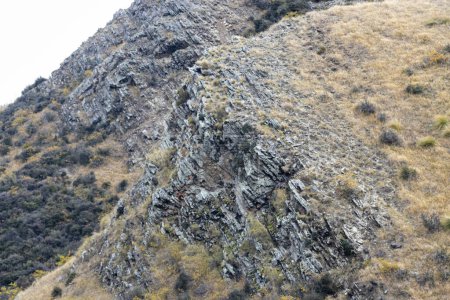 Foto de Una imagen de cerca de los estratos rocosos que componen las montañas de los Alpes del Sur del Paso Lindis en Nueva Zelanda. - Imagen libre de derechos