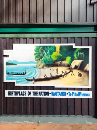 Foto de Paihia, Nueva Zelanda - 1 de julio de 2023: Arte público expuesto al aire libre - El lugar de nacimiento de una nación - Waitangi. - Imagen libre de derechos