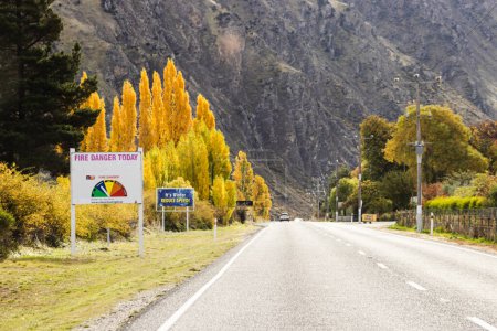 Téléchargez les photos : Kawarau Gorge route vers Queenstown sur la State Highway 6, Otago, Nouvelle-Zélande. - en image libre de droit