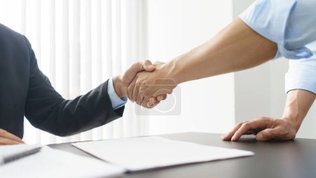 Foto de Concepto de asesoramiento de abogados, Empresario y abogado senior estrechan la mano después de negociar acuerdo. - Imagen libre de derechos