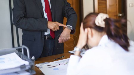 Téléchargez les photos : Concept d'analyse d'entreprise, Business senior pointant sur la montre-bracelet et réprimande lors d'une réunion tardive. - en image libre de droit