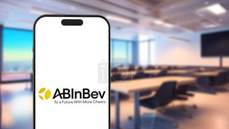 Foto de Nueva York, EE.UU. - 26 de marzo de 2024: Anheuser-Busch Inbev ABInBev Company Logo on Phone, Illustrative Editorial. - Imagen libre de derechos