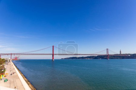 Téléchargez les photos : Vue sur le pont du 25 avril depuis le Musée d'Art Maat, Lisbonne, Portugal - en image libre de droit