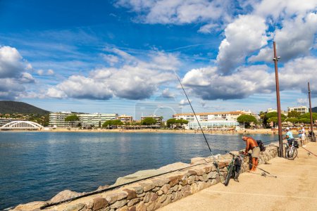Téléchargez les photos : Pêcheurs dans le port de Sainte Maxime, Côte d'Azur - en image libre de droit