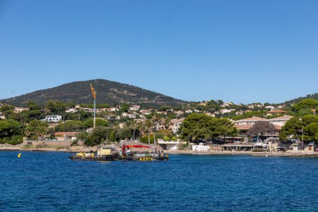 Téléchargez les photos : Bateau draguant la mer, Plage des Issambres, Côte d'Azur - en image libre de droit
