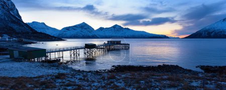 Téléchargez les photos : Belle vue panoramique sur le fjord et le paysage près de Tromso, Norvège. Nature épique rurale dans le nord de la Norvège
. - en image libre de droit
