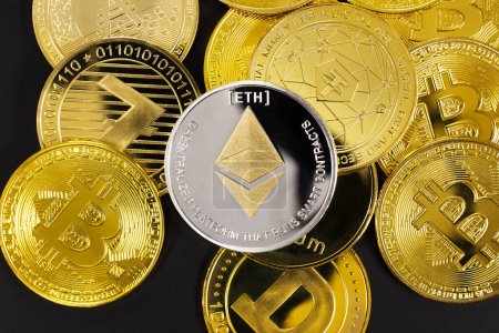 Téléchargez les photos : Gros plan vue aérienne de Ethereum sur le dessus de diverses crypto-monnaies d'or sur fond noir - en image libre de droit