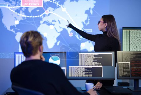 Equipo profesional de seguridad cibernética que trabaja para prevenir amenazas de seguridad, encontrar vulnerabilidad y resolver incidentes. Mujer señalando en un mapa de eventos.