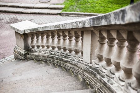 Foto de Escaleras de mármol de piedra vieja con pasamanos antiguos. Horizontal - Imagen libre de derechos