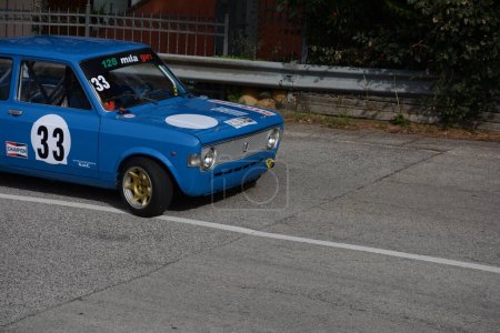 Téléchargez les photos : PESARO - ITALIE - OTT 09 - 2022 : rallye de voitures classiques fiat 128 rallye pesaro CUP - en image libre de droit