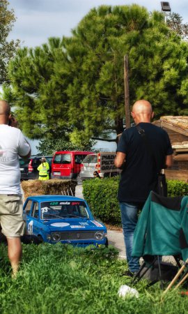Téléchargez les photos : PESARO - ITALIE - OTT 09 - 2022 : rallye de voitures classiques fiat 128 rallye pesaro CUP - en image libre de droit