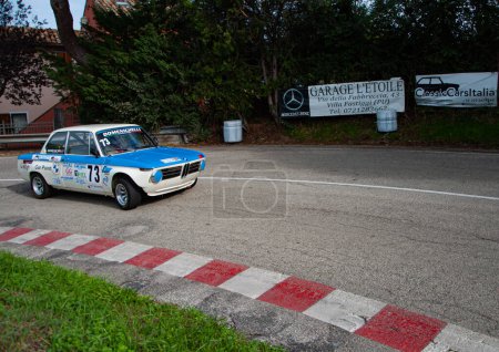 Foto de PESARO - ITALIA - OTT 09 - 2022: rally de coches clásicos fiat 128 rally pesaro CUP - Imagen libre de derechos