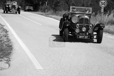 Foto de URBINO, ITALIA - 16 JUN - 2022: LAGONDA M45 RAPIDE 1934 sobre un viejo coche de carreras en el rally Mille Miglia 2022 la famosa carrera histórica italiana - Imagen libre de derechos