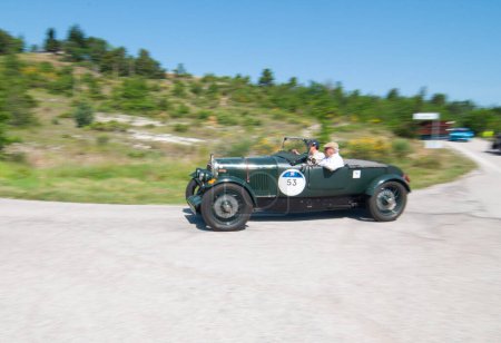 Foto de URBINO - ITALIA - JUN 16 - 2022: LAGONDA 2 LITRE TEAM CAR 1929 en un viejo coche de carreras en el rally Mille Miglia 2022 la famosa carrera histórica italiana - Imagen libre de derechos