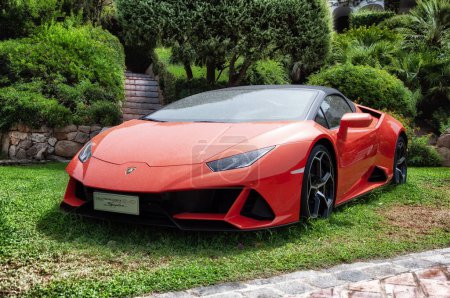 Téléchargez les photos : Poltu quatu, ITALIE - 13 AOÛT 2019 : Voiture de sport et supercar Lamborghini Huracan - en image libre de droit