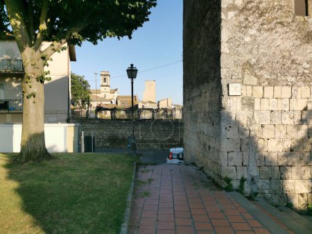 Téléchargez les photos : Tarquinia - la pittoresque ville médiévale fondée à l'époque étrusque sur la colline du tuf à Lazio, Italie - en image libre de droit