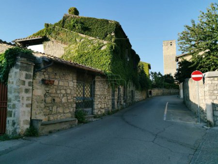 Téléchargez les photos : Tarquinia - la pittoresque ville médiévale fondée à l'époque étrusque sur la colline du tuf à Lazio, Italie - en image libre de droit