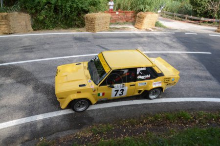 Téléchargez les photos : Pesaro, Italie - 06 ott 2023 : Fiat 131 Abarth Rally edition, sprint course in san bartolo pesaro - en image libre de droit