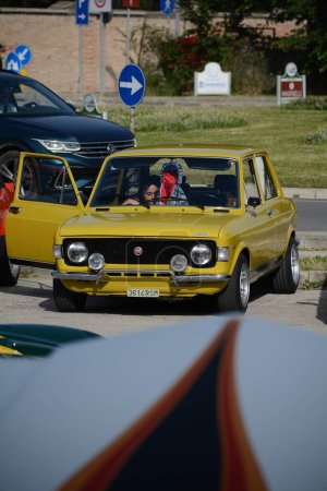 Foto de Vintage Fiat 128 Sport en un rally - Imagen libre de derechos