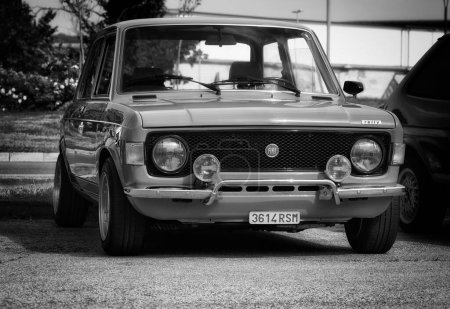 Téléchargez les photos : Fiat 128 Sport vintage lors d'un rallye - en image libre de droit