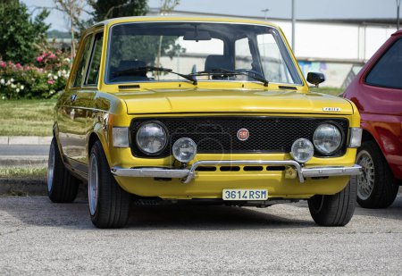 Téléchargez les photos : Fiat 128 Sport vintage lors d'un rallye - en image libre de droit