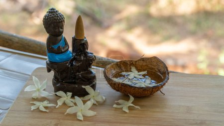 Téléchargez les photos : Figurine de bouddha en méditation avec bâtonnets d'encens. Photo de haute qualité - en image libre de droit