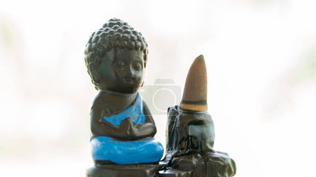 Téléchargez les photos : Statuette de bouddha méditant avec cône d'encens, aromathérapie, méditation. Photo de haute qualité - en image libre de droit