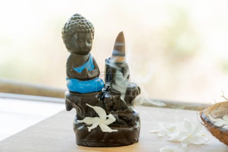 Téléchargez les photos : Bouddha et encens, méditation et aromathérapie. Photo de haute qualité - en image libre de droit