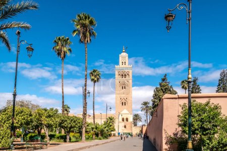 Téléchargez les photos : MARRAKESH, MAROC - 29 SEPTEMBRE 2022 - Vue de la mosquée Koutoubia dans les sreets de Marrakech. Marrakech est la quatrième plus grande ville du Royaume du Maroc. - en image libre de droit