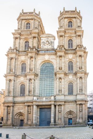 Téléchargez les photos : RENNES, FRANCE - 30 MAI 2023 - Vue de la cathédrale Saint-Pierre dans les rues de Rennes. Rennes est une ville de Bretagne située dans le nord-ouest de la France - en image libre de droit