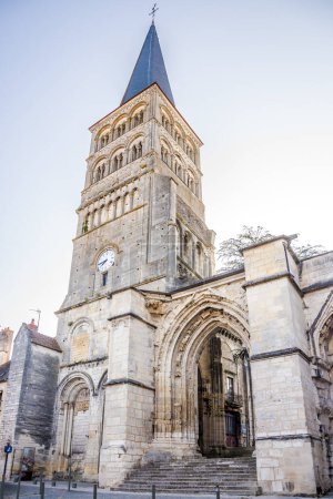 Téléchargez les photos : Vue à la Tour de Sainte Croix près de l'église Notre Dame dans les rues de Charite sur Loire - France - en image libre de droit