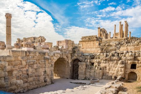 Téléchargez les photos : Vue sur les ruines de la maison du diacre dans le complexe archéologique de Jerash - Jordanie - en image libre de droit