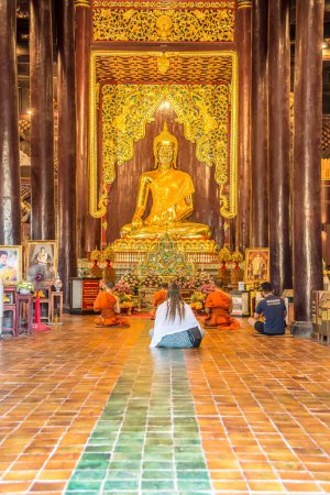 Téléchargez les photos : CHIANG MAI, THAÏLANDE - 1ER FÉVRIER 2024 - Culte à Wat Phantao à Chiang Mai. Chiang Mai, est la plus grande ville du nord de la Thaïlande. - en image libre de droit