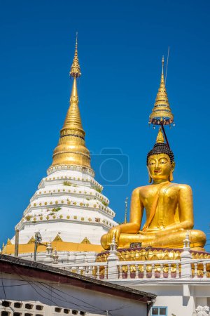 Vue sur la statue Big Buddha à Wat of Chiang Yuen dans les rues de la ville de Chiang Mai en Thaïlande