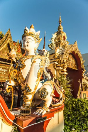 Téléchargez les photos : Vue à l'entrée de Wat of Muen Tum dans les rues de la ville de Chiang Mai en Thaïlande - en image libre de droit