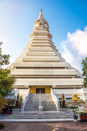 Téléchargez les photos : BANGKOK, THAÏLANDE - 7 FÉVRIER 2024 - Vue au Stupa de Paknam Phasi Charoen à Bangkok .Bangkok est la capitale de la Thaïlande. - en image libre de droit