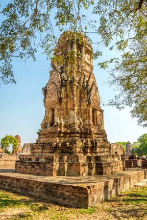 Blick auf die Ruinen von Nok Wat in den Straßen von Ayutthaya in Thailand