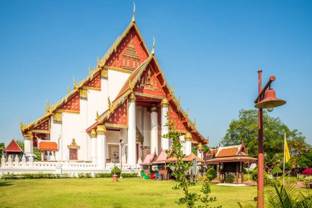 Vista en el Wihan Phra Mongkhon Wat en Ayutthaya, Tailandia 