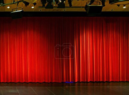 Foto de Escena de teatro con cortina de terciopelo rojo y focos - Imagen libre de derechos