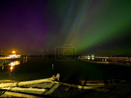 Aurora Borealis illumine le ciel au-dessus de Sidney BC dans une activité solaire intensive rare