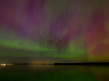 Aurora Boreal ilumina el cielo sobre Saanich Central, BC en una rara actividad solar intensiva